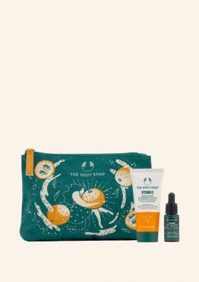 Denne kraftige duoen vil gjøre huden din mykere og gi den ekstra glød. Gaven inneholder Vitamin C Glow Cleansing Polish og Vitamin C Glow Serum.